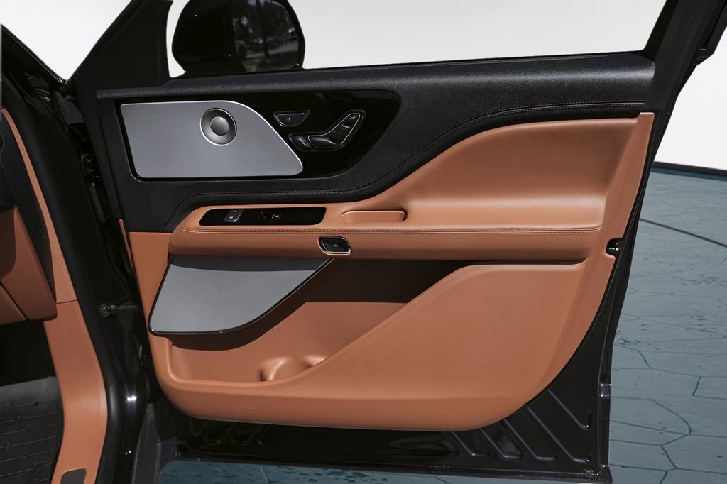 Used 2025 Lincoln Aviator Black Label image 33