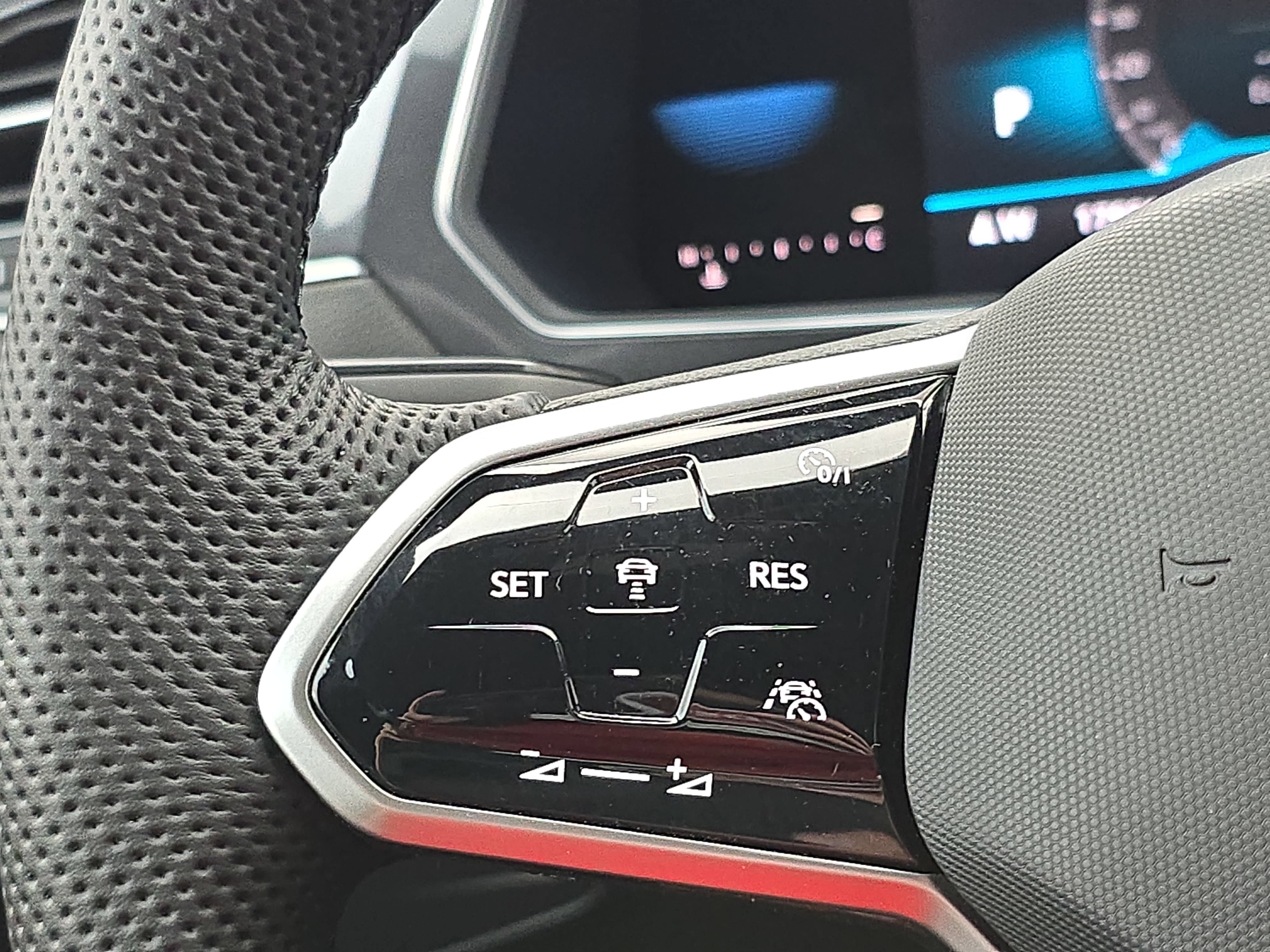 Certified 2022 Volkswagen Tiguan SE R-Line FWD image 18