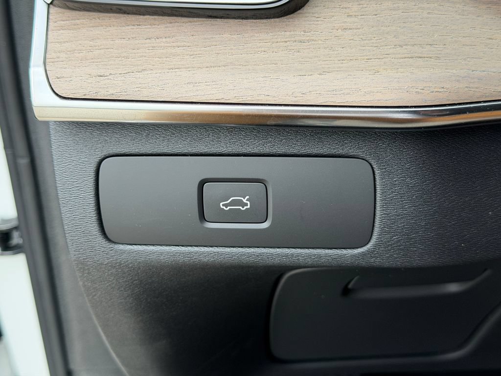 New 2026 Volvo XC90 B6 Plus w/ Protection Package Premier AWD/4WD image 31
