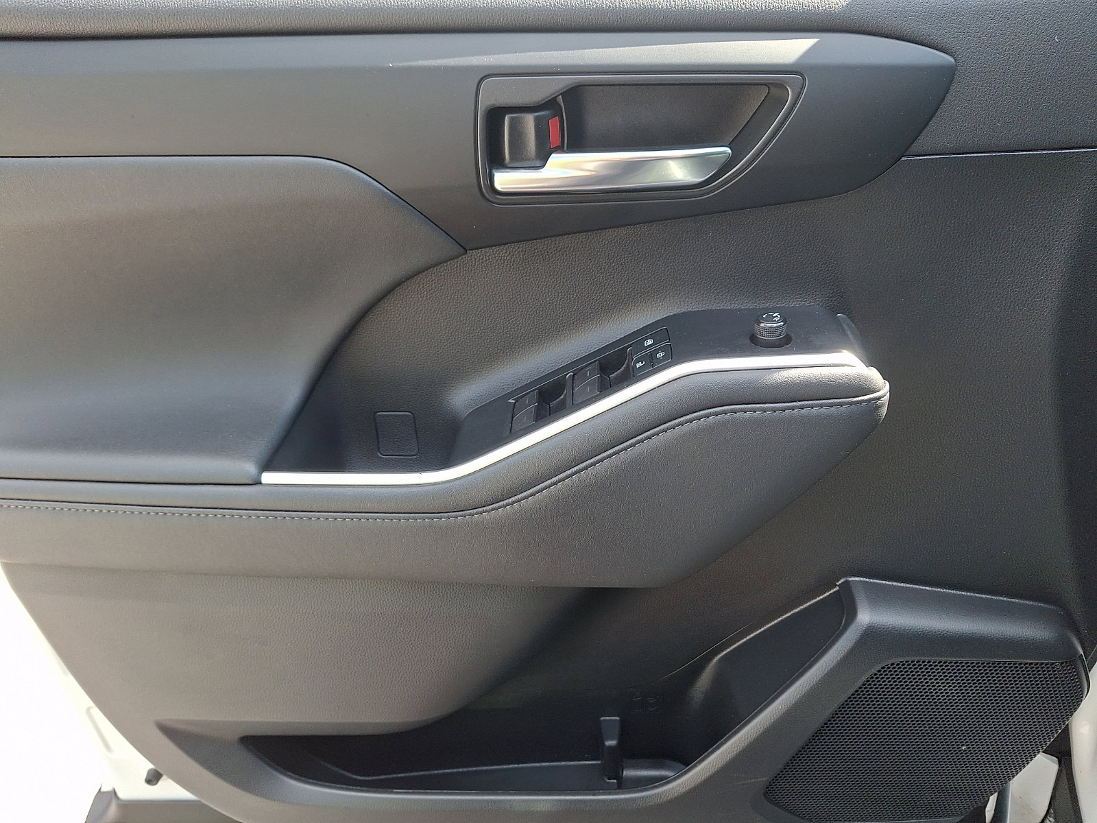 Used 2022 Toyota Highlander XSE FWD image 13