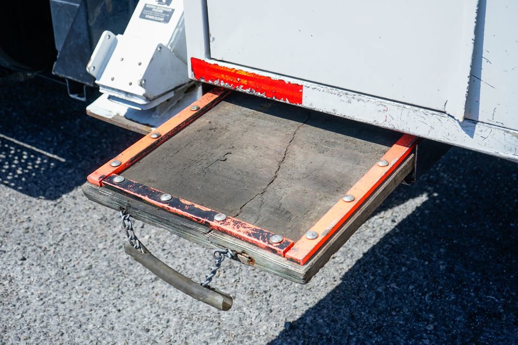 Used 2013 Ford F750 2WD Regular Cab Super Duty image 7