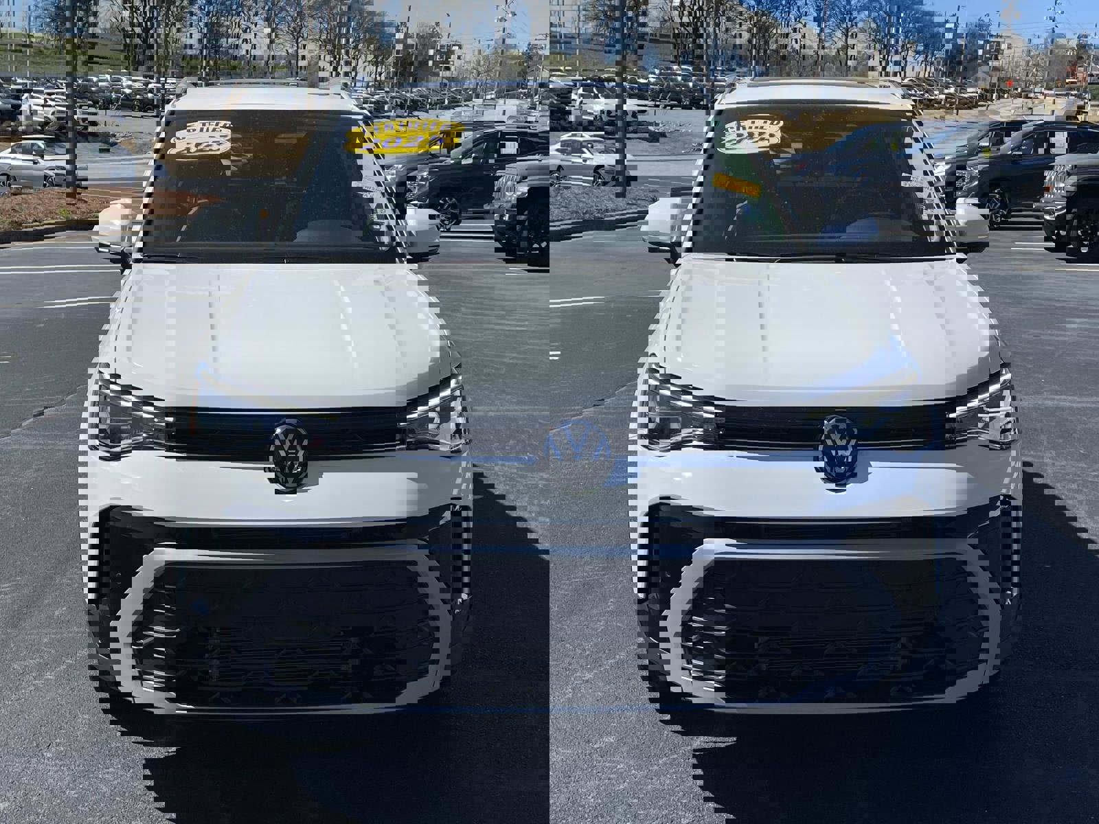 Certified 2025 Volkswagen Taos SE w/ Panoramic Sunroof Package FWD image 2