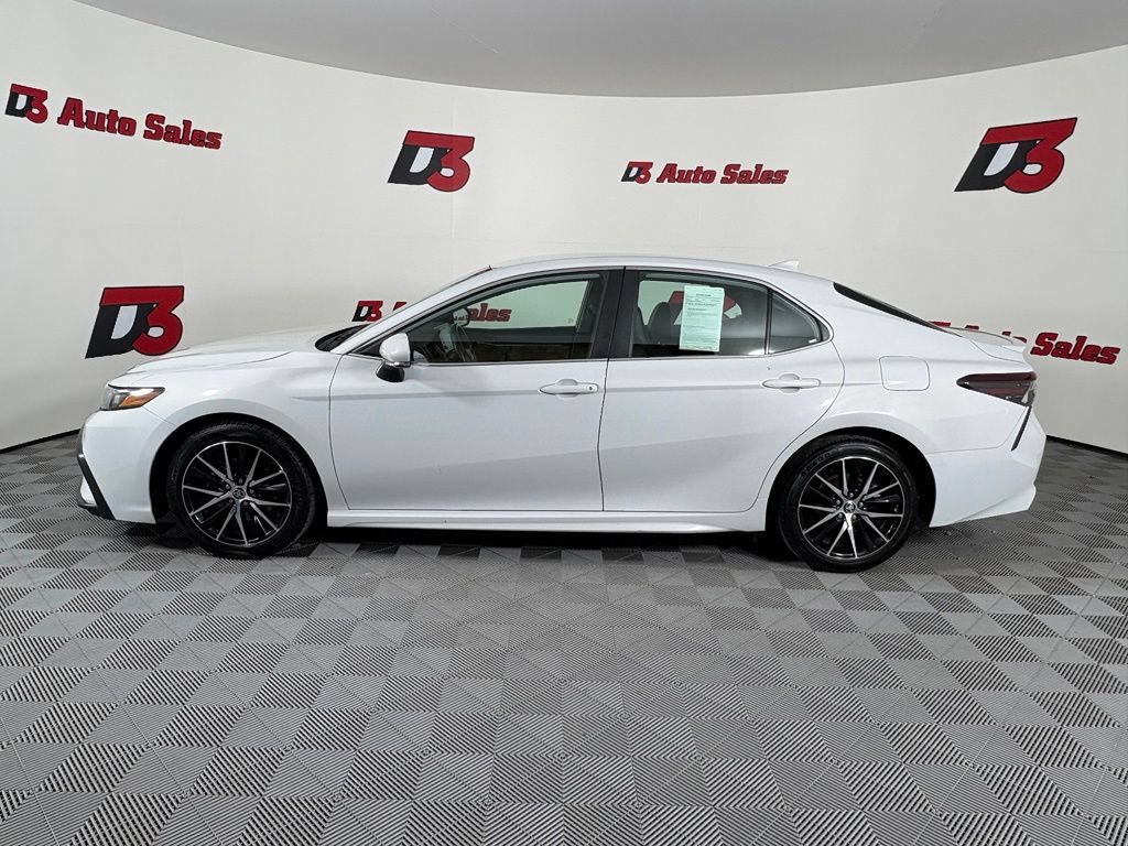 Used 2023 Toyota Camry SE FWD image 3