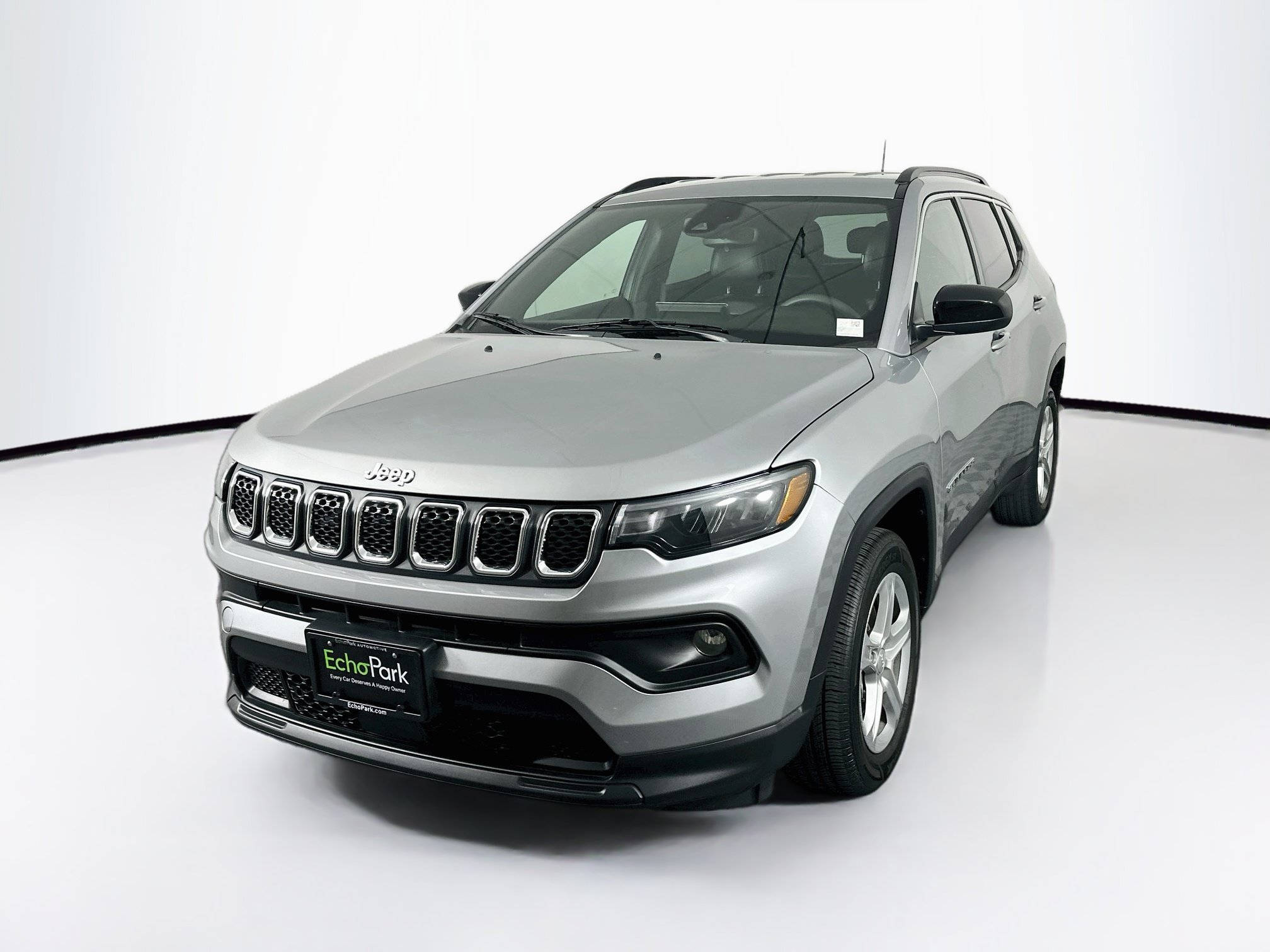 Used 2023 Jeep Compass Latitude AWD/4WD image 3