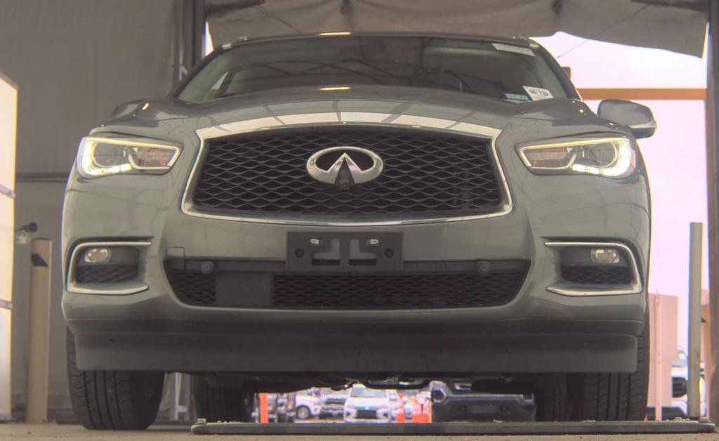Used 2020 INFINITI QX60 Luxe w/ Essential Package FWD image 3