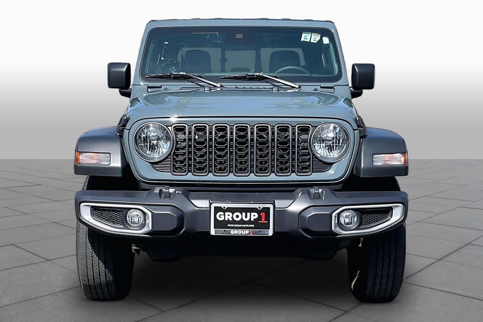 Used 2025 Jeep Gladiator Sport AWD/4WD image 3