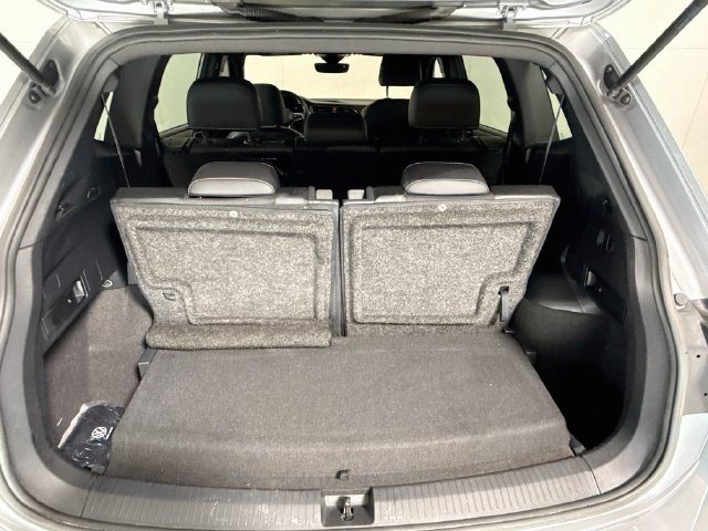 Used 2022 Volkswagen Tiguan SE R-Line FWD image 34