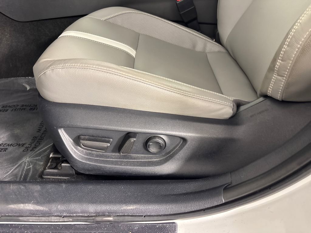 Used 2025 Toyota Camry SE w/ Convenience Package image 9