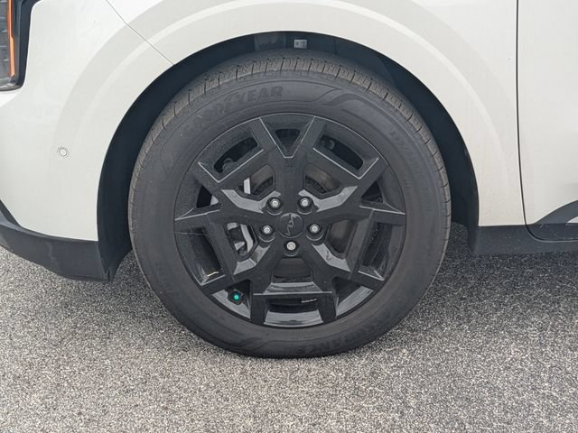 Certified 2025 Kia Carnival SX FWD image 10
