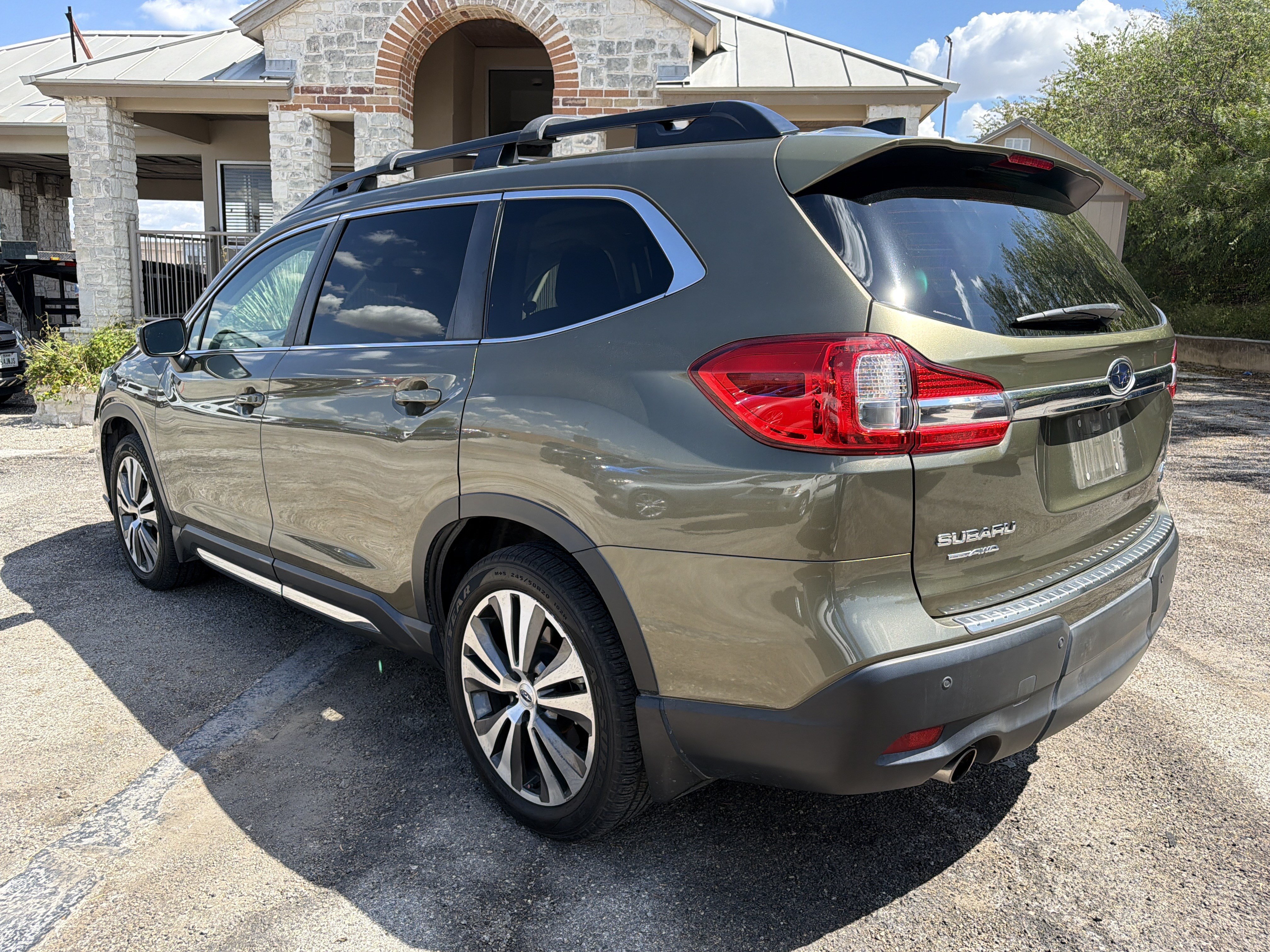 Used 2022 Subaru Ascent Limited w/ Technology Package AWD/4WD image 5