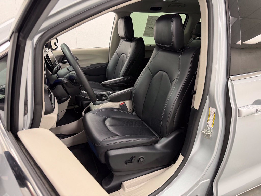 Used 2024 Chrysler Pacifica Touring-L FWD image 20