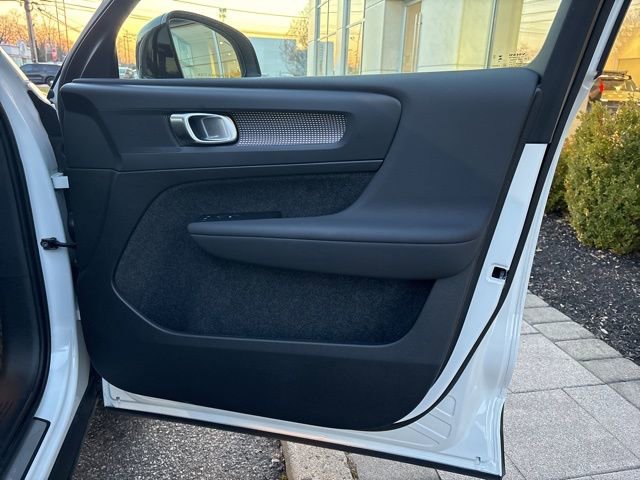 Used 2025 Volvo XC40 B5 Plus AWD/4WD image 15