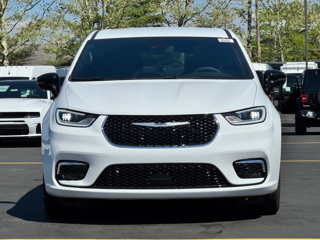 New 2026 Chrysler Pacifica Select image 2