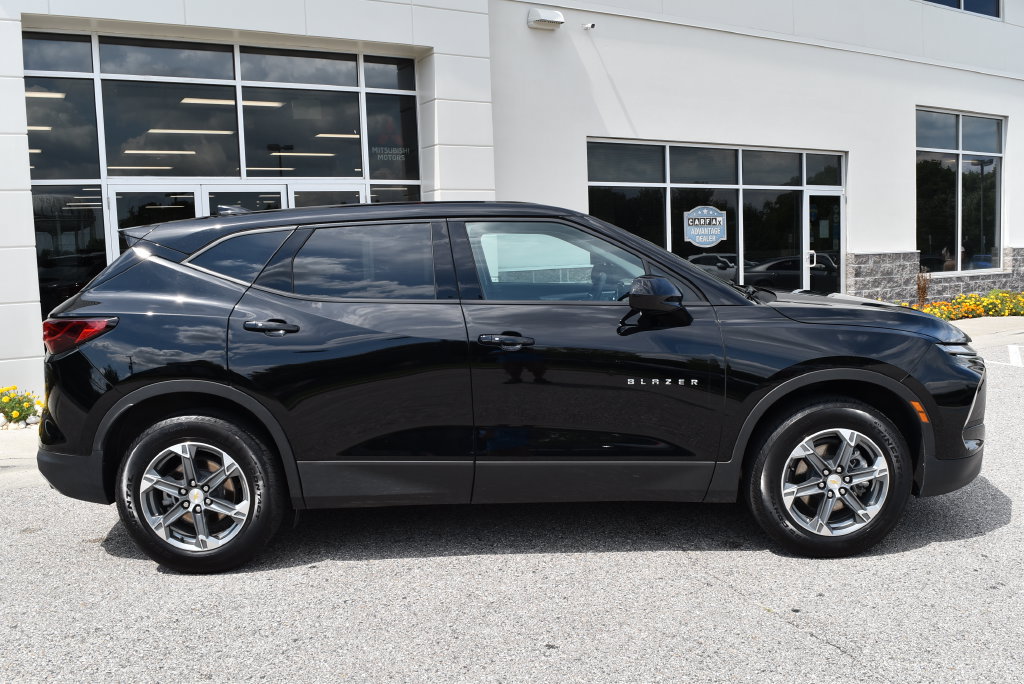 Used 2025 Chevrolet Blazer LT FWD image 2