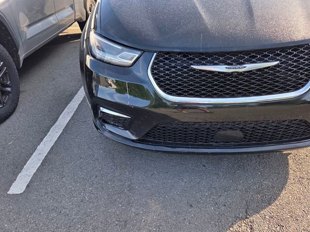 Used 2022 Chrysler Pacifica Touring-L image 3