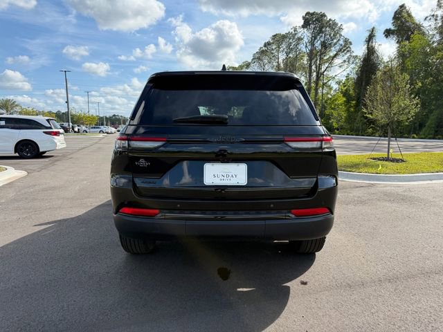 Used 2025 Jeep Grand Cherokee Altitude image 4
