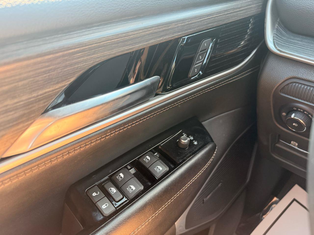 Used 2024 Jeep Wagoneer L Series II w/ Flexible Seating Group AWD/4WD image 24