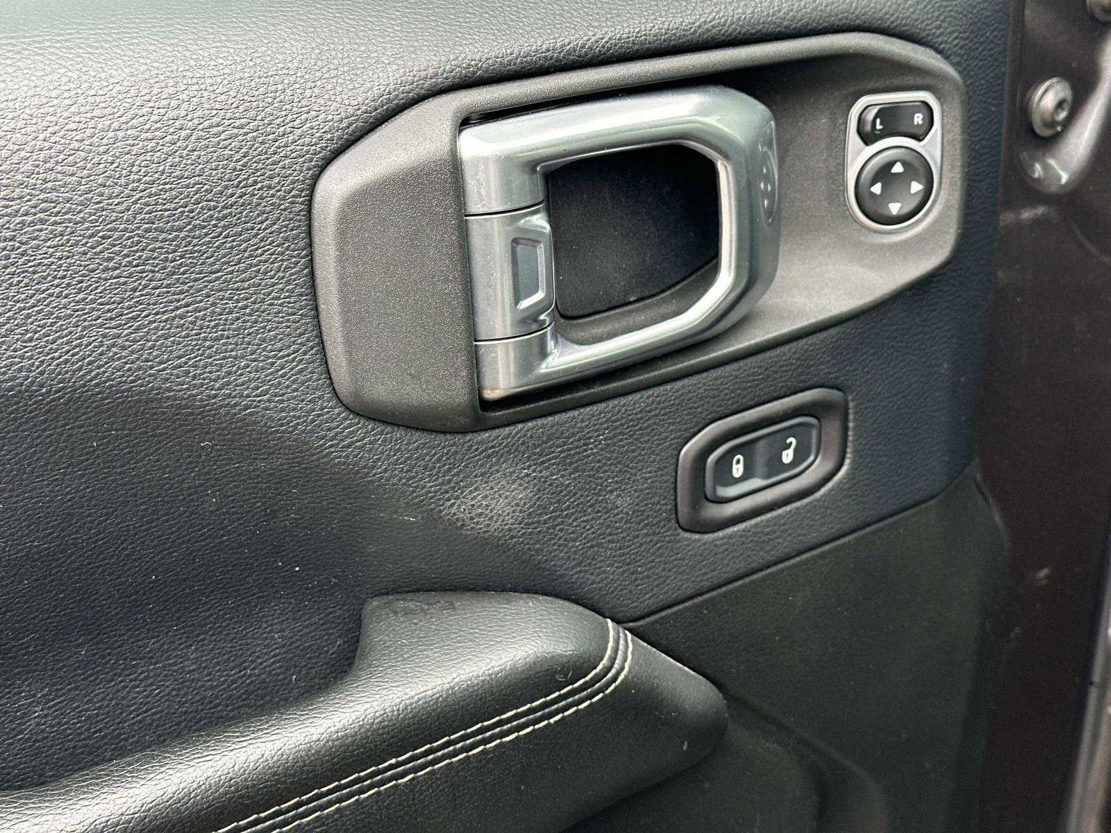 Used 2018 Jeep Wrangler Unlimited Sahara AWD/4WD image 15