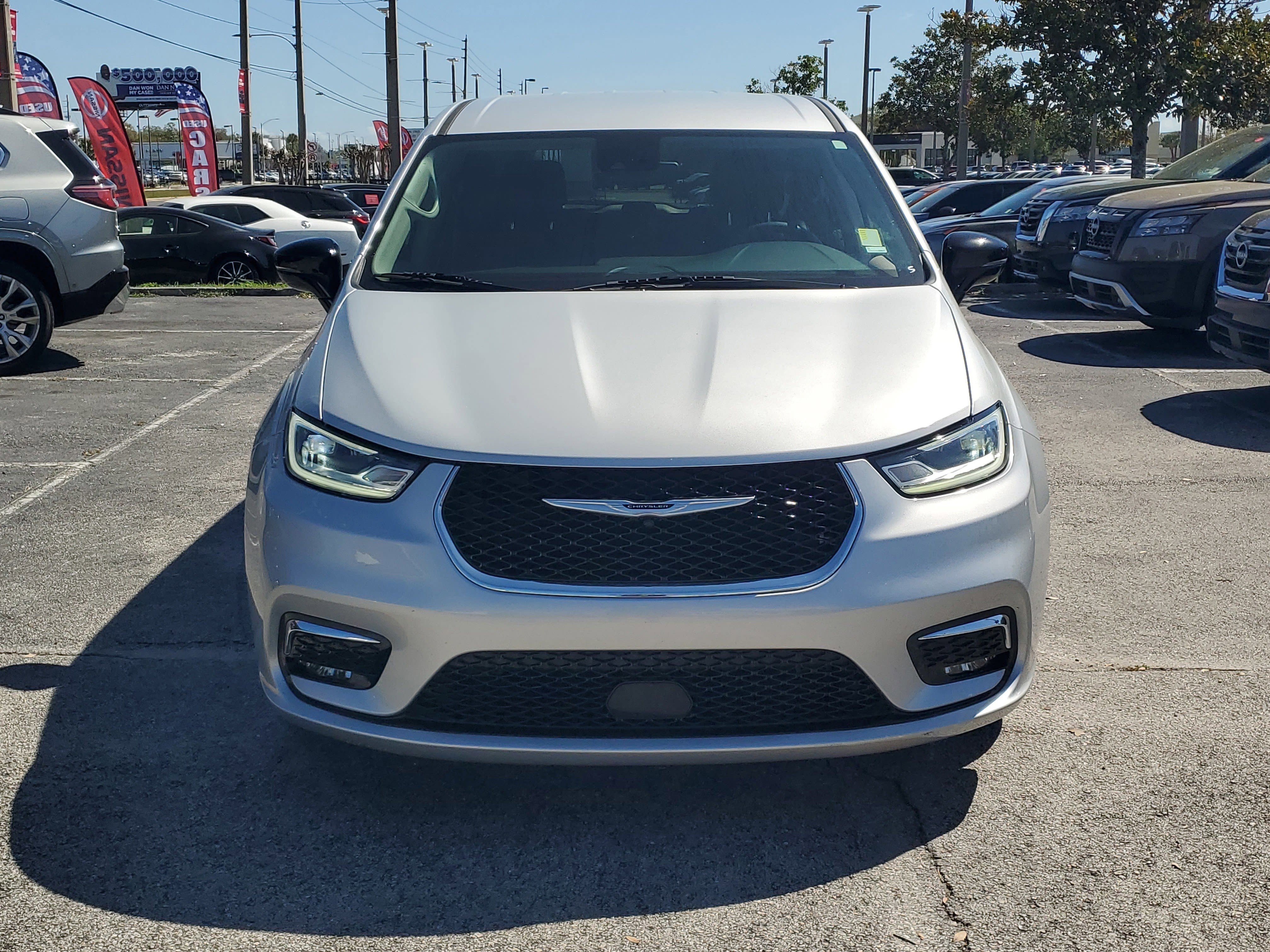 Used 2024 Chrysler Pacifica Touring-L FWD image 2