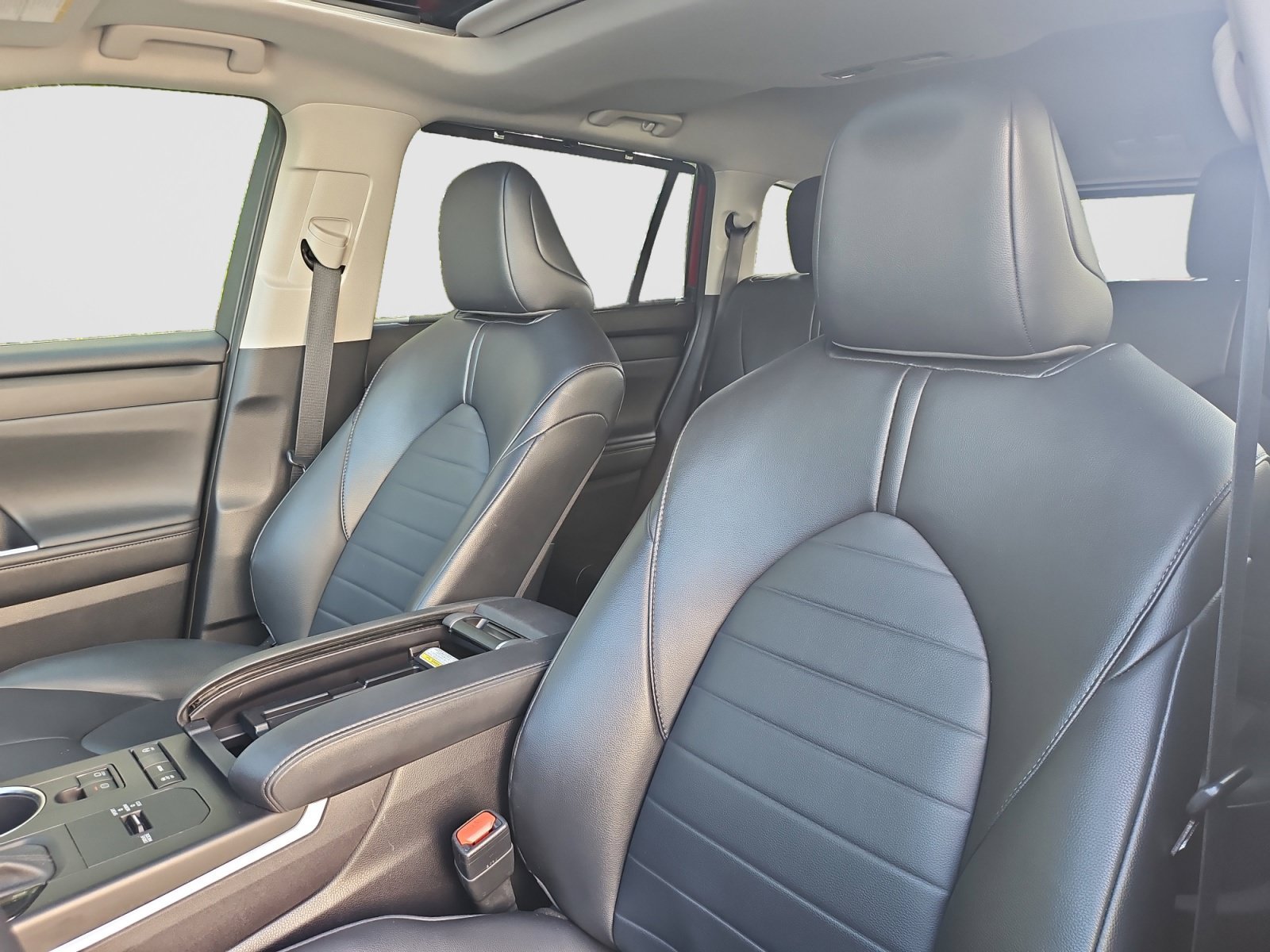 Used 2022 Toyota Highlander XLE FWD image 23