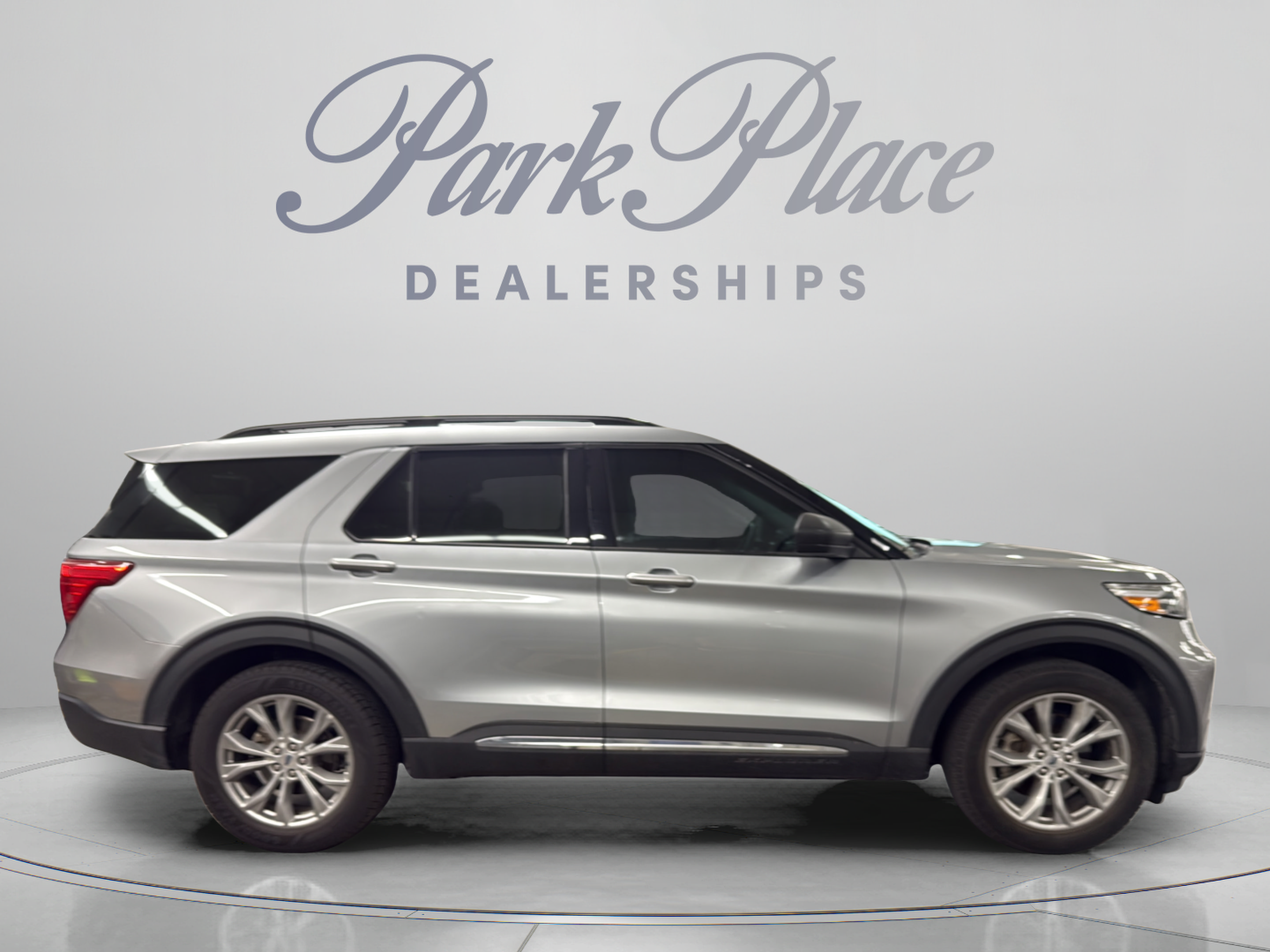 Used 2023 Ford Explorer XLT w/ Equipment Group 202A RWD image 6