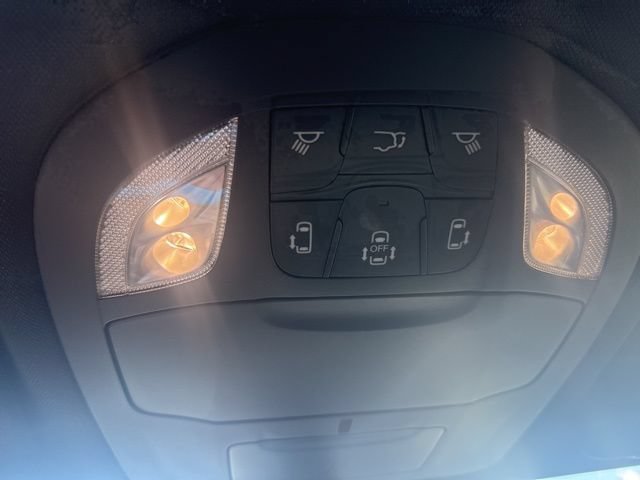 Used 2026 Chrysler Pacifica Select FWD image 16