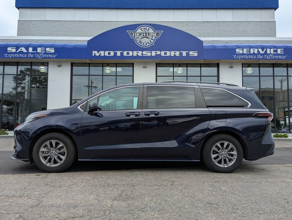 Used 2023 Toyota Sienna LE AWD/4WD video 1