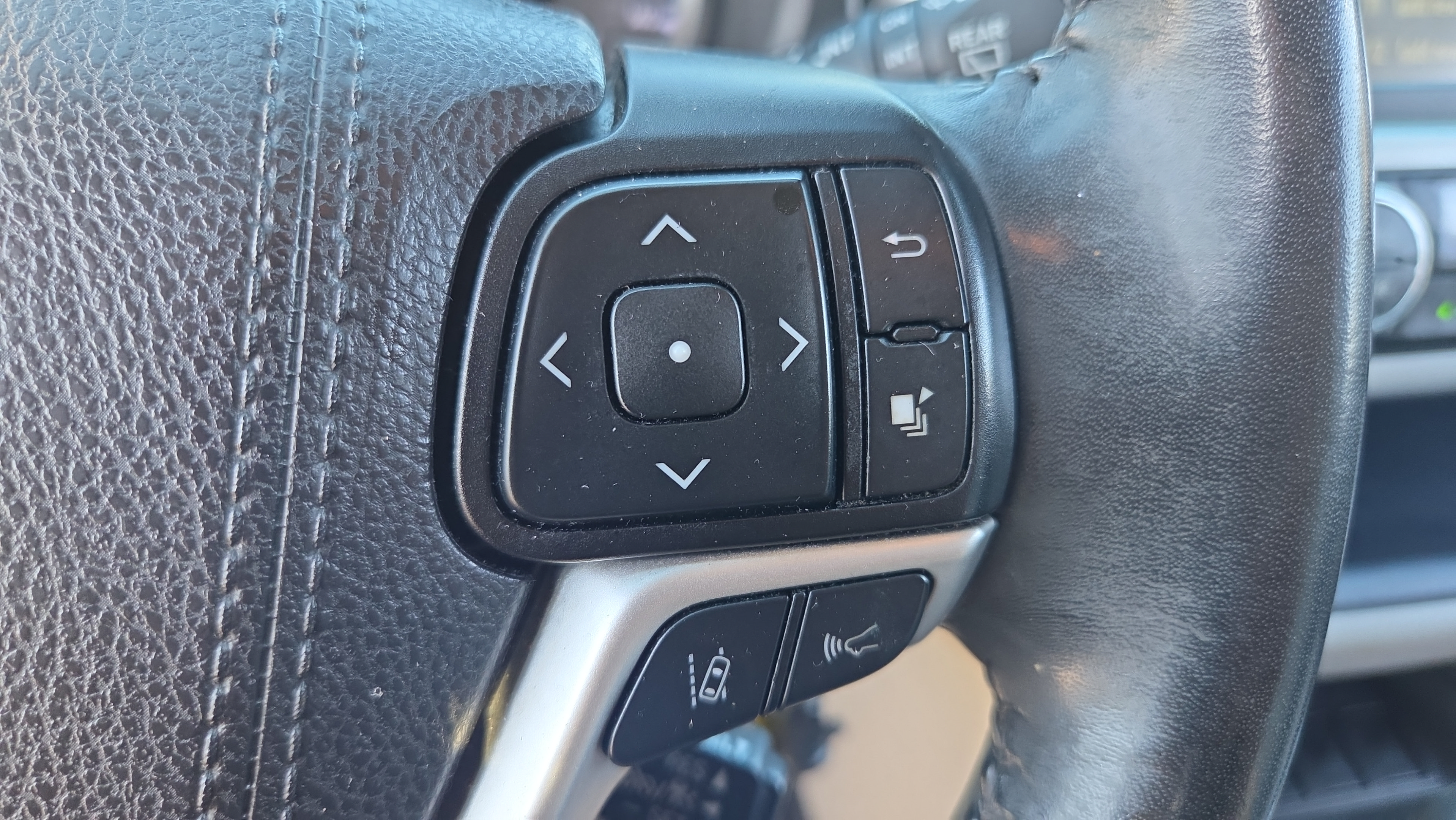 Used 2019 Toyota Highlander Plus FWD image 23