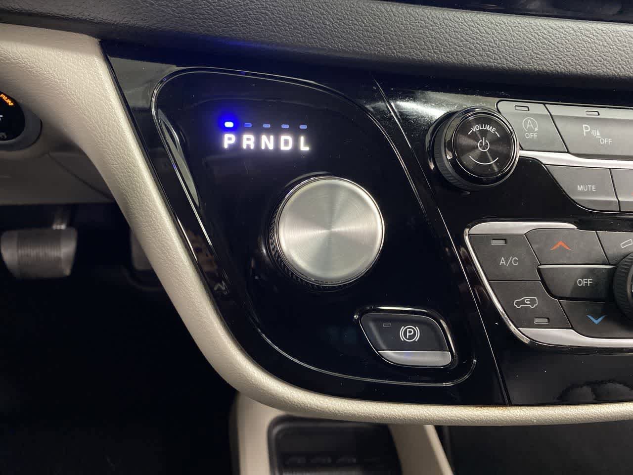 Used 2024 Chrysler Pacifica Touring-L FWD image 27