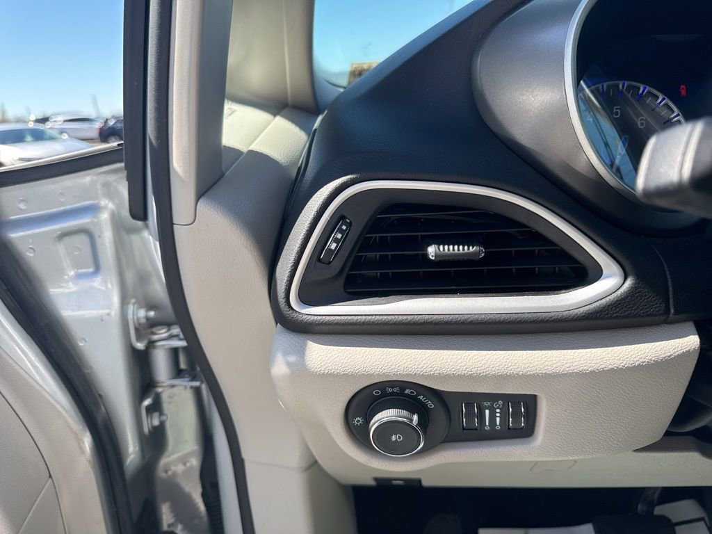 Used 2024 Chrysler Pacifica Touring-L image 12