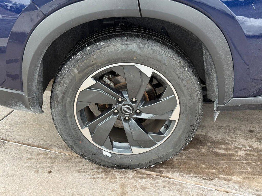 Used 2024 Nissan Rogue SV image 6