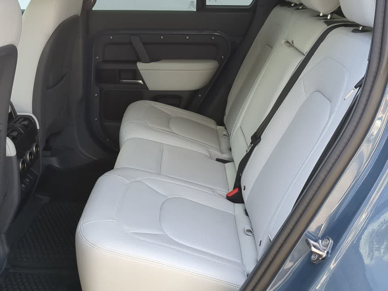 Certified 2025 Land Rover Defender 110 X-Dynamic SE AWD/4WD image 19