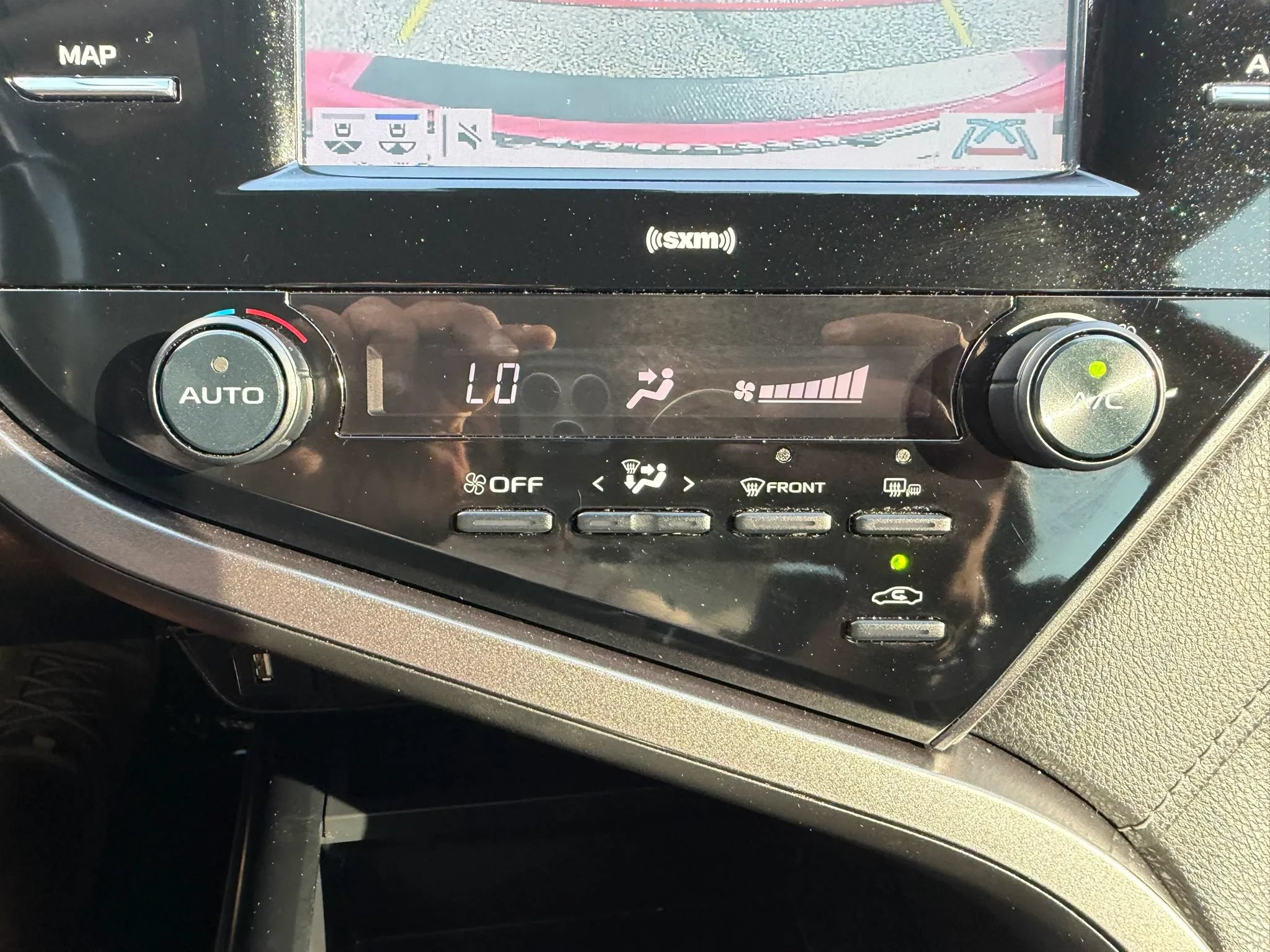 Used 2020 Toyota Camry SE w/ Convenience Package FWD image 39