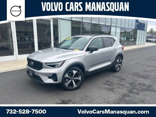Certified 2025 Volvo XC40 B5 Plus AWD/4WD image 1