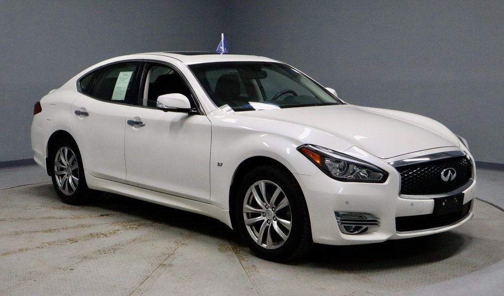 Used 2017 INFINITI Q70 3.7 w/ Technology Package image 1