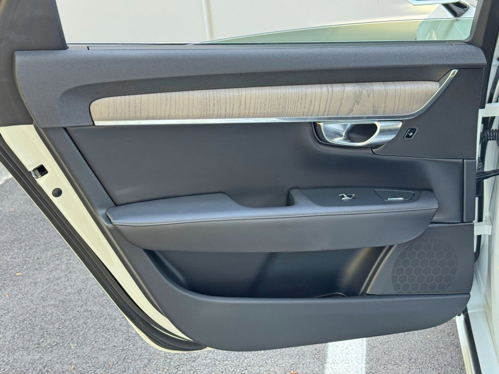 Used 2023 Volvo S90 B6 Plus w/ Protection Package Premier image 45