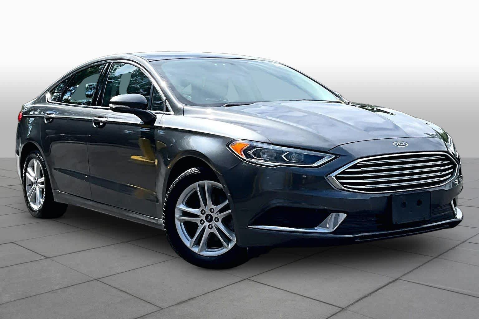Used 2018 Ford Fusion SE w/ Fusion SE Technology Package FWD image 3
