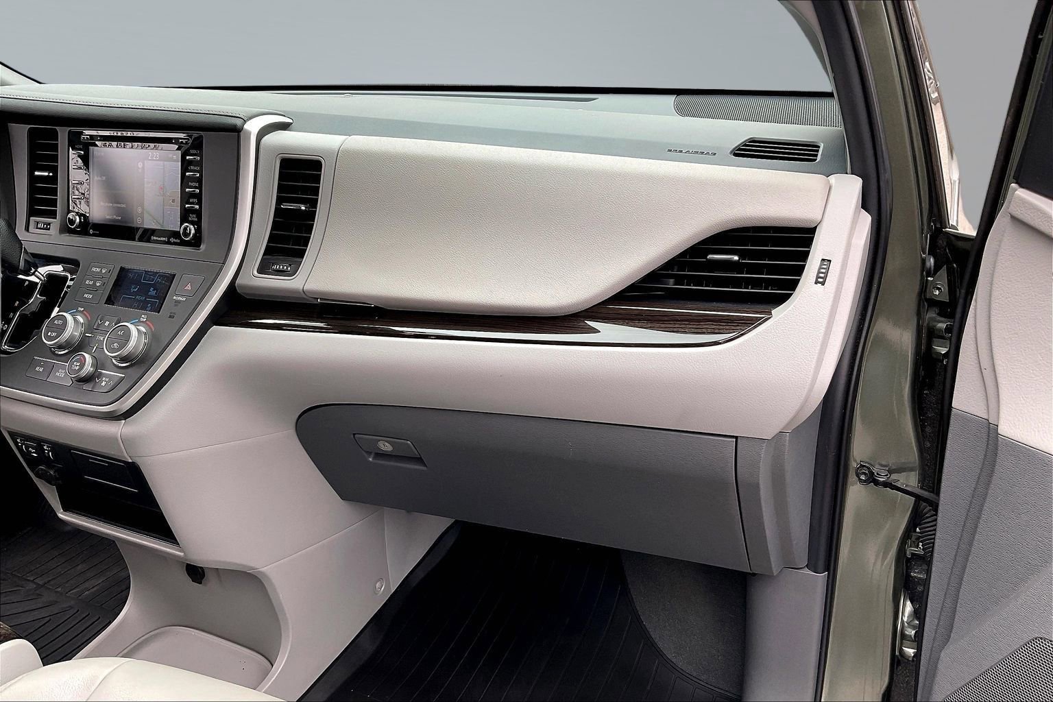 Used 2020 Toyota Sienna XLE w/ XLE Navigation Package image 15