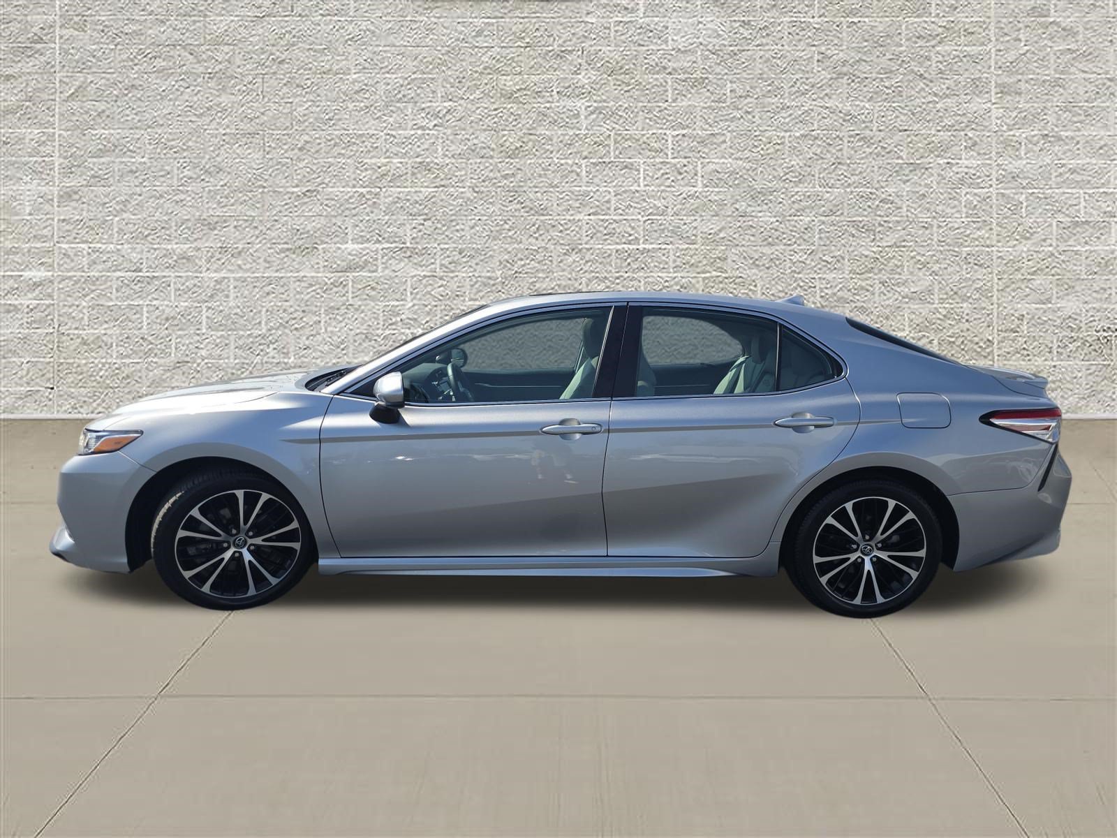 Used 2020 Toyota Camry SE FWD image 4
