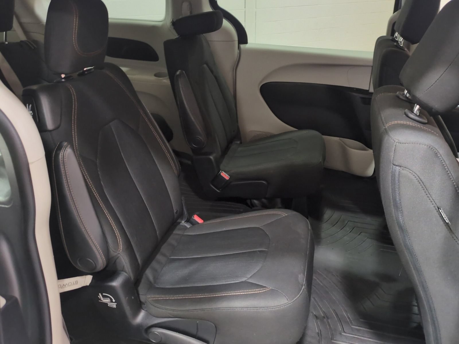 Used 2017 Chrysler Pacifica Touring FWD image 11