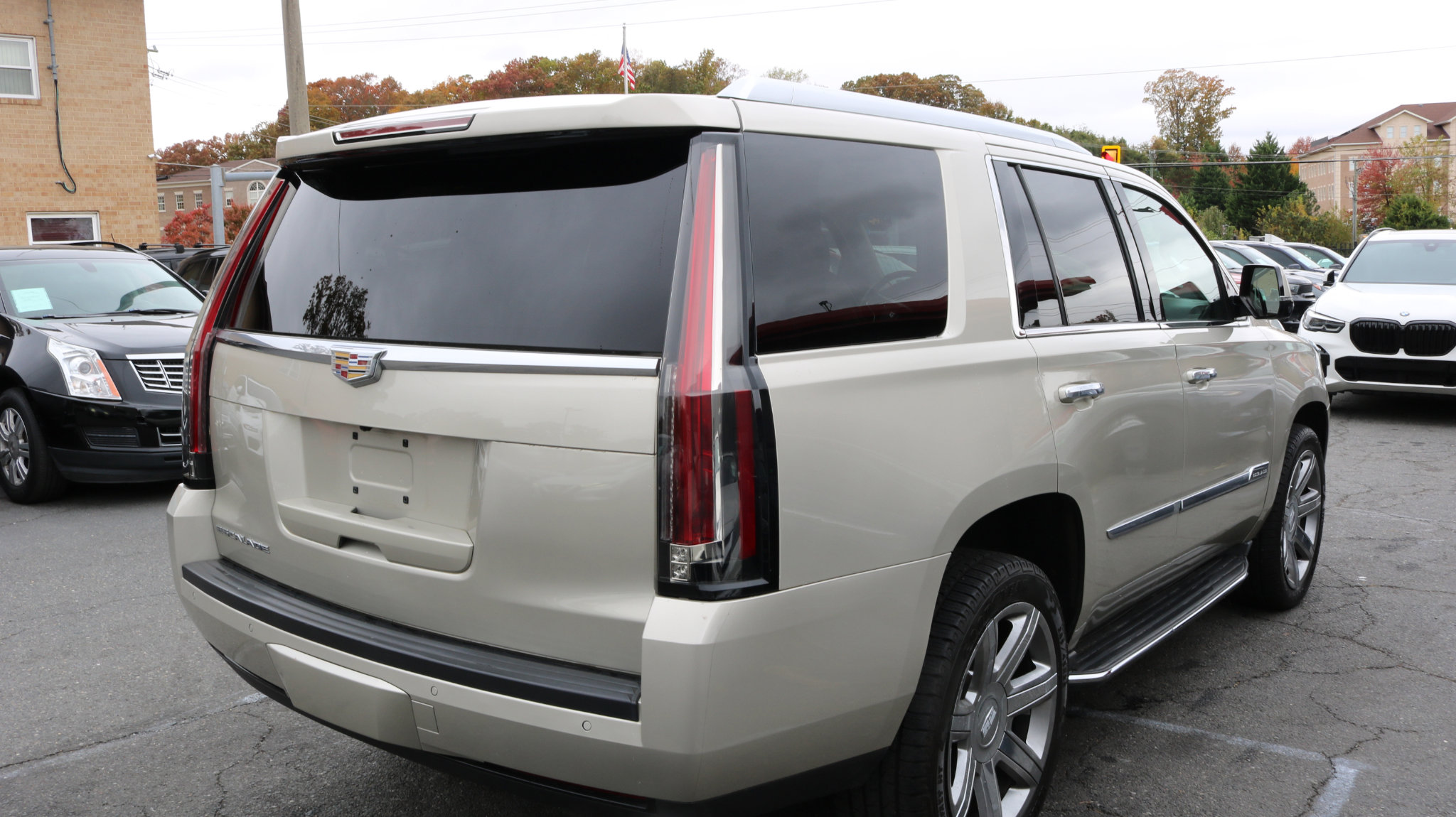 Used 2015 Cadillac Escalade Luxury image 10