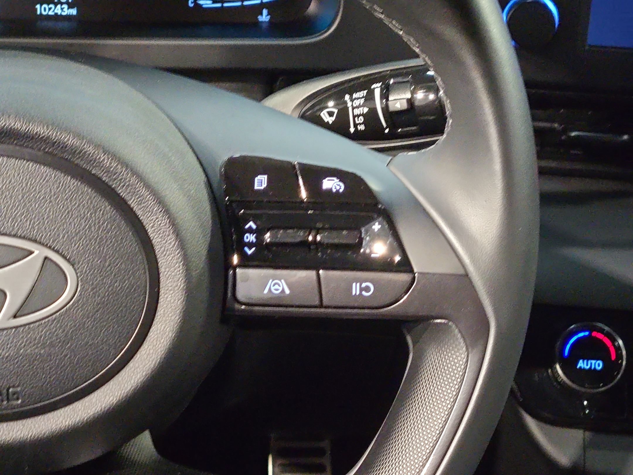 Used 2025 Hyundai Elantra Sport FWD image 28