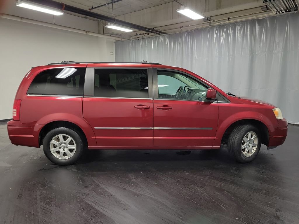Used 2010 Chrysler Town & Country Touring image 9