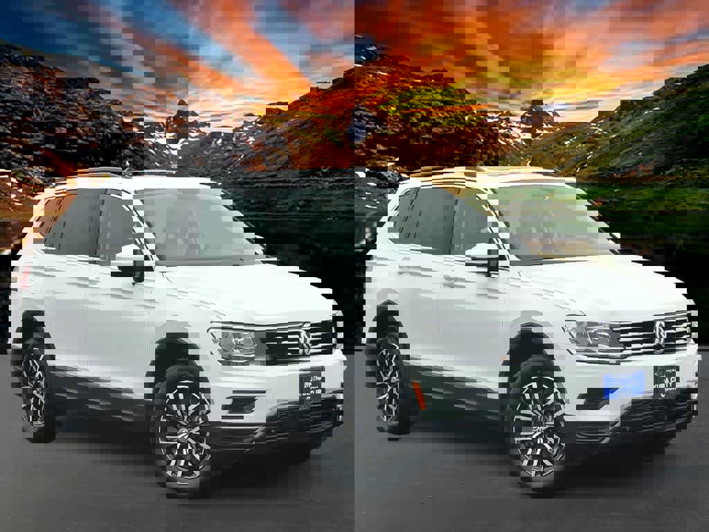 Used 2021 Volkswagen Tiguan SE w/ Panoramic Sunroof Package image 8