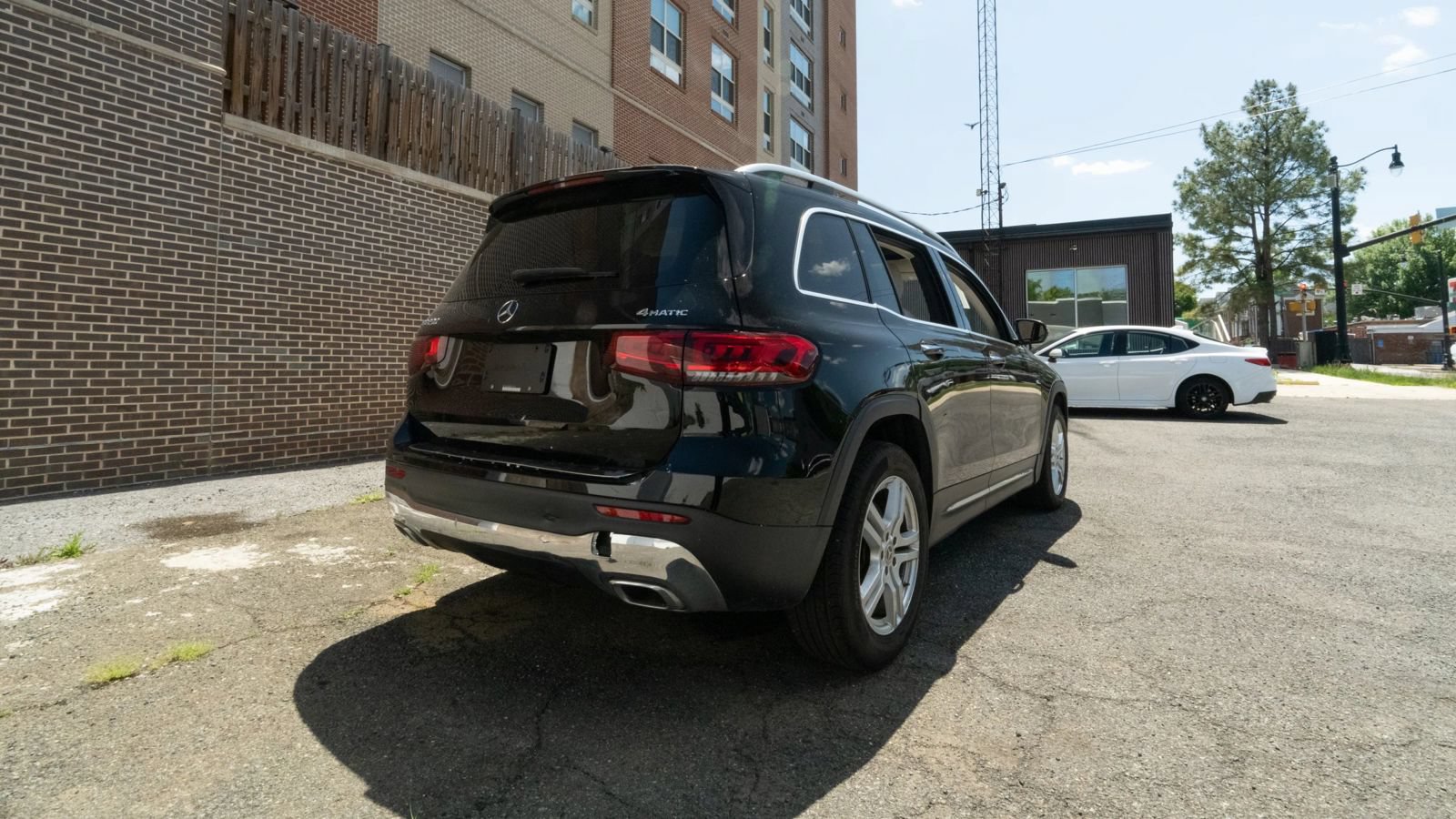 Used 2021 Mercedes-Benz GLB 250 4MATIC w/ Premium Package image 3