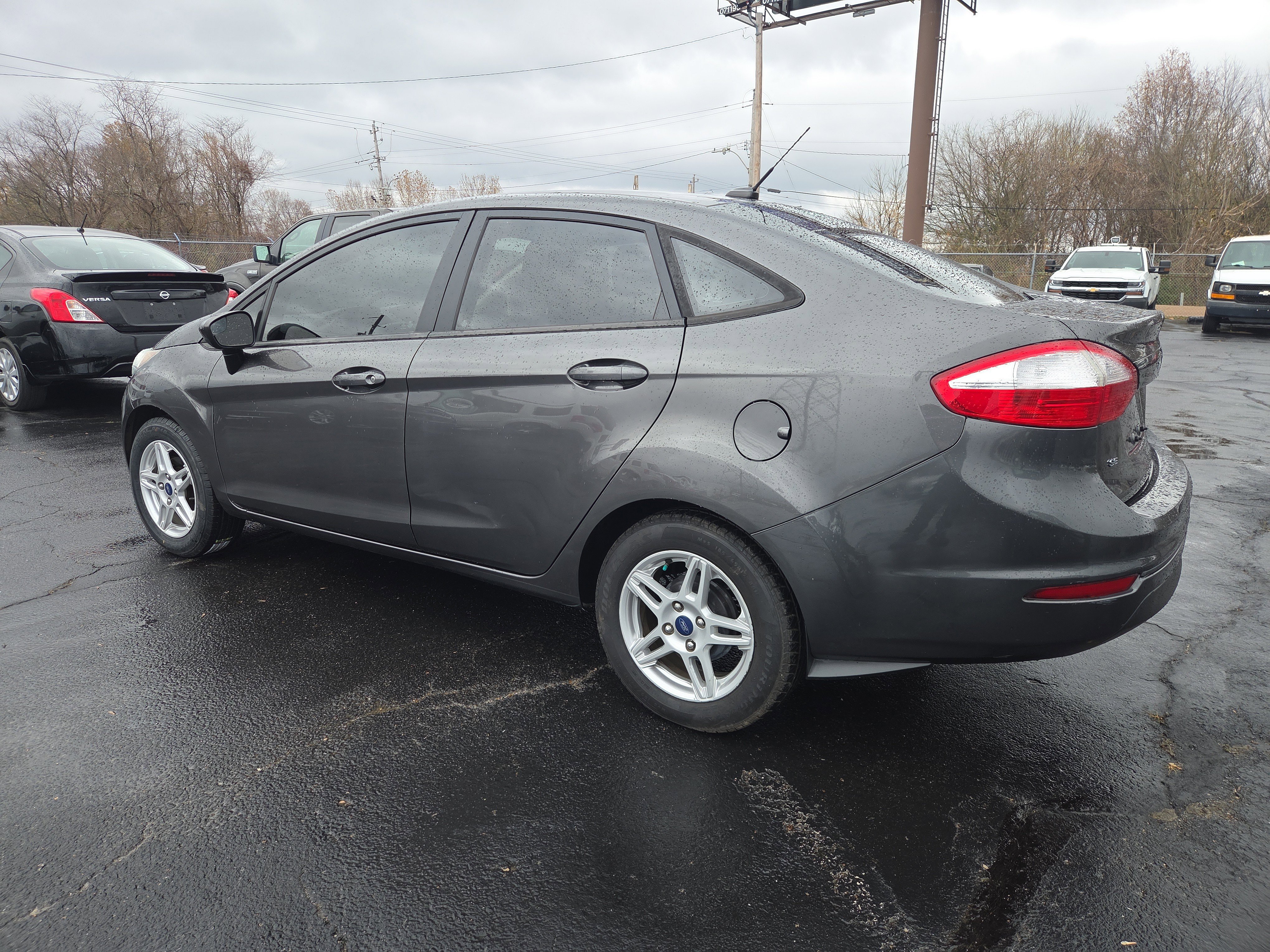 Used 2017 Ford Fiesta SE image 3
