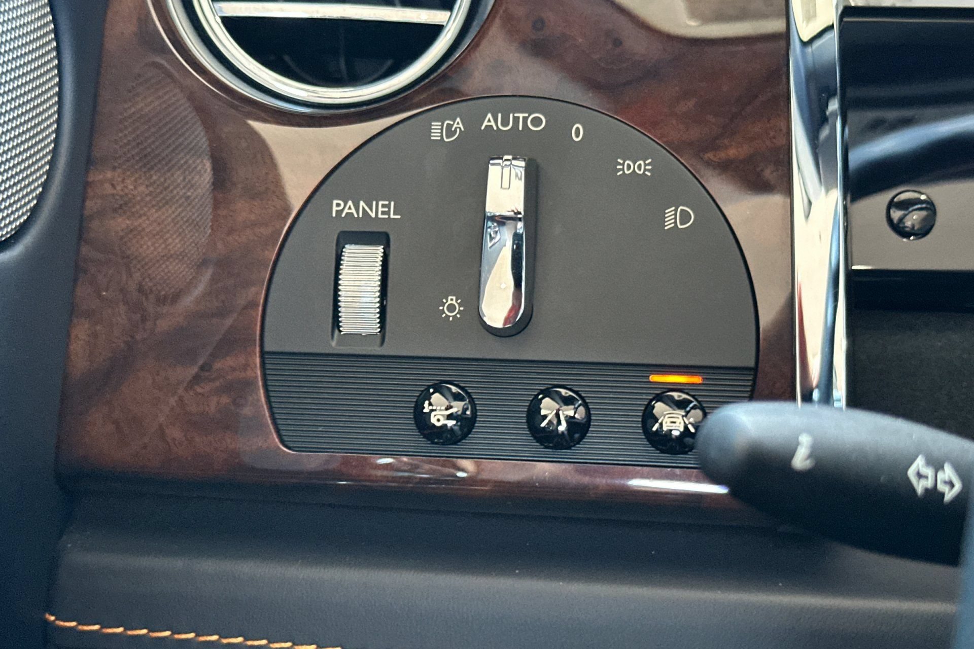 Used 2019 Rolls-Royce Dawn RWD image 35