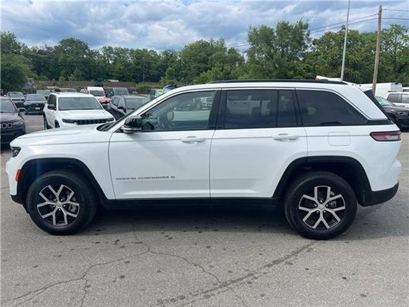 Used 2025 Jeep Grand Cherokee Limited AWD/4WD image 38