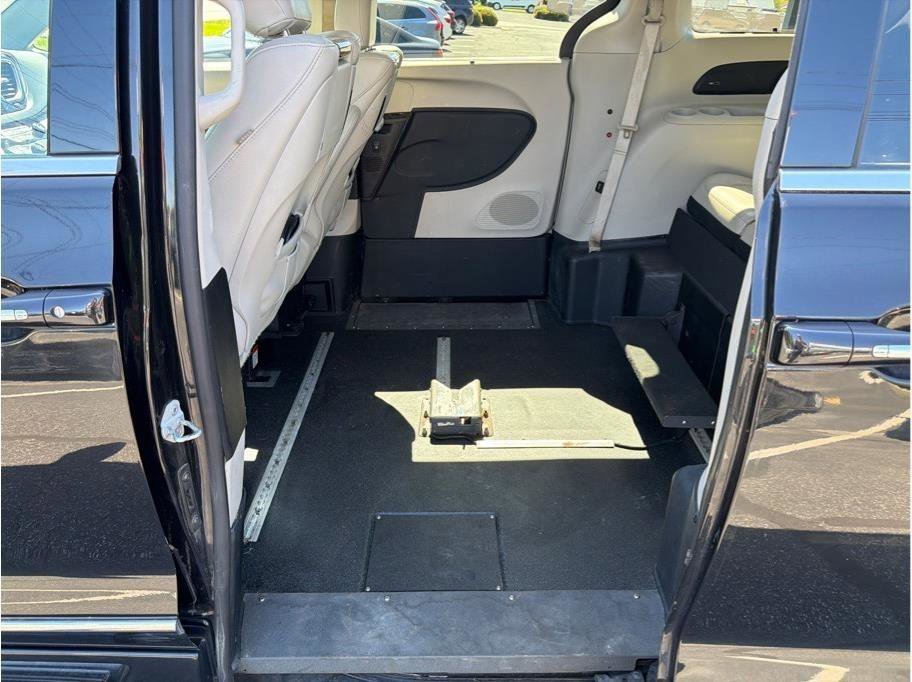Used 2018 Chrysler Pacifica Touring-L Plus FWD image 11
