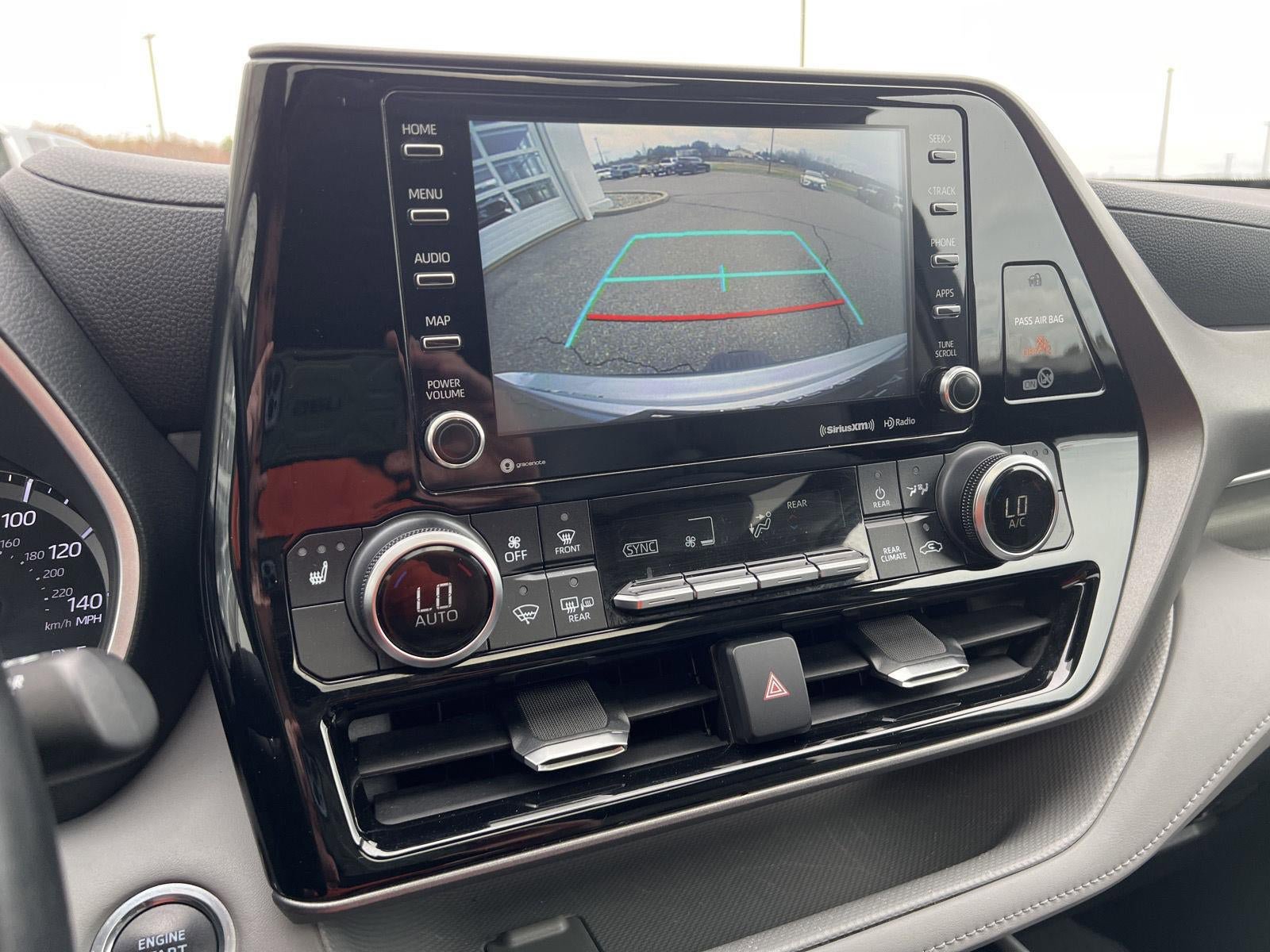 Used 2020 Toyota Highlander XLE AWD/4WD image 23